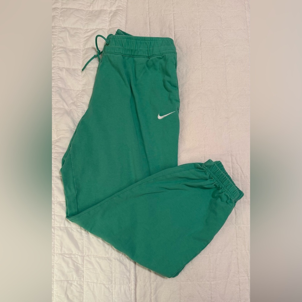 Nike women’s Green Sweatpants